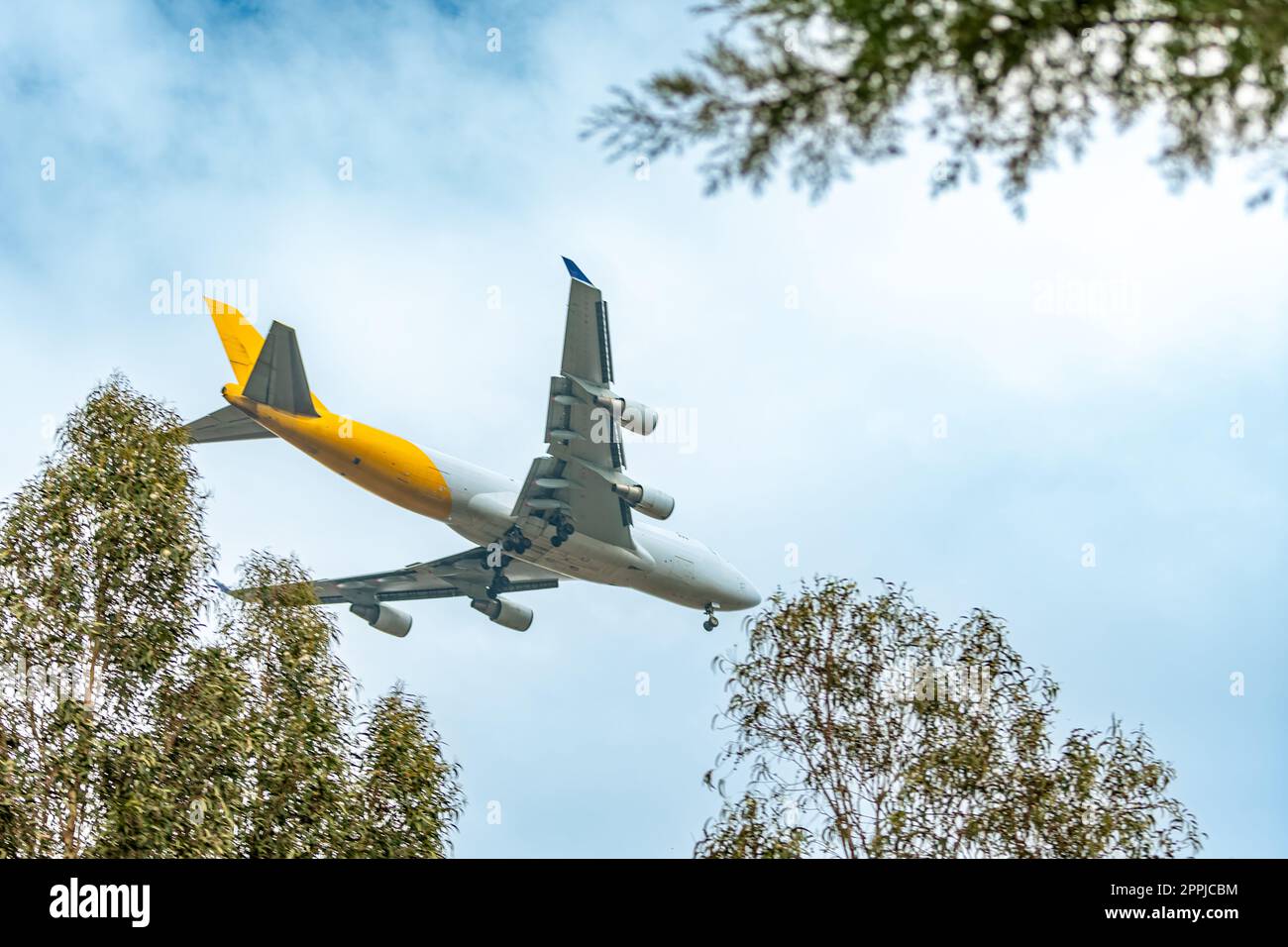 Airplane lands hi-res stock photography and images - Alamy