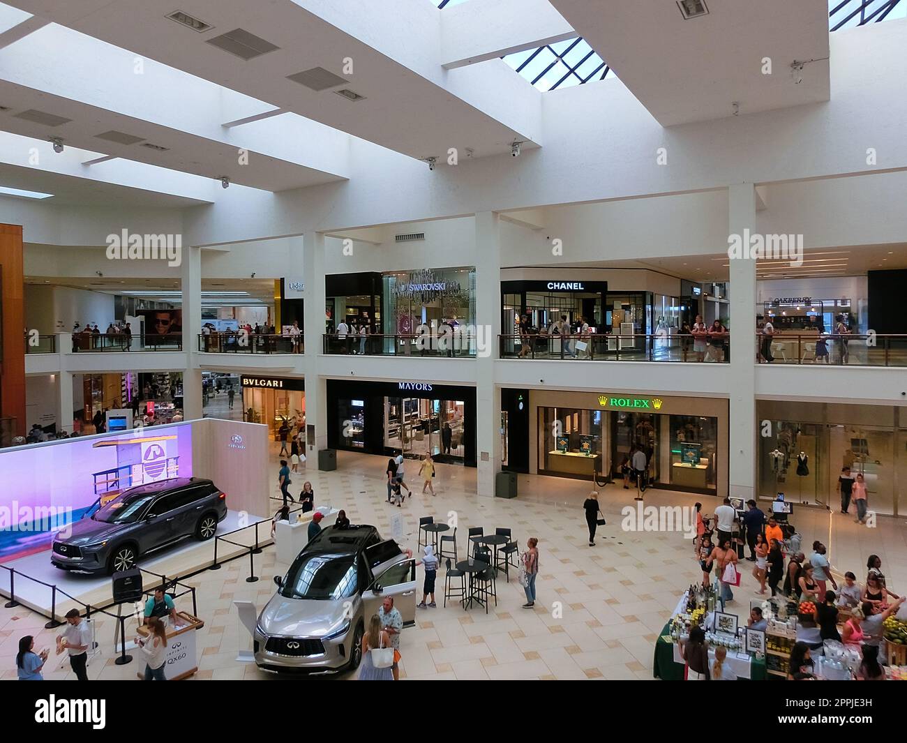 The people at Aventura mall, Miami luxury shopping store Stock Photo - Alamy