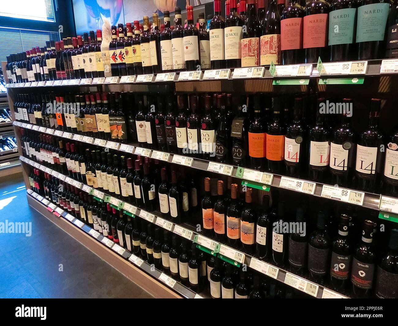 Supermarket aisle rose wine hires stock photography and images Alamy