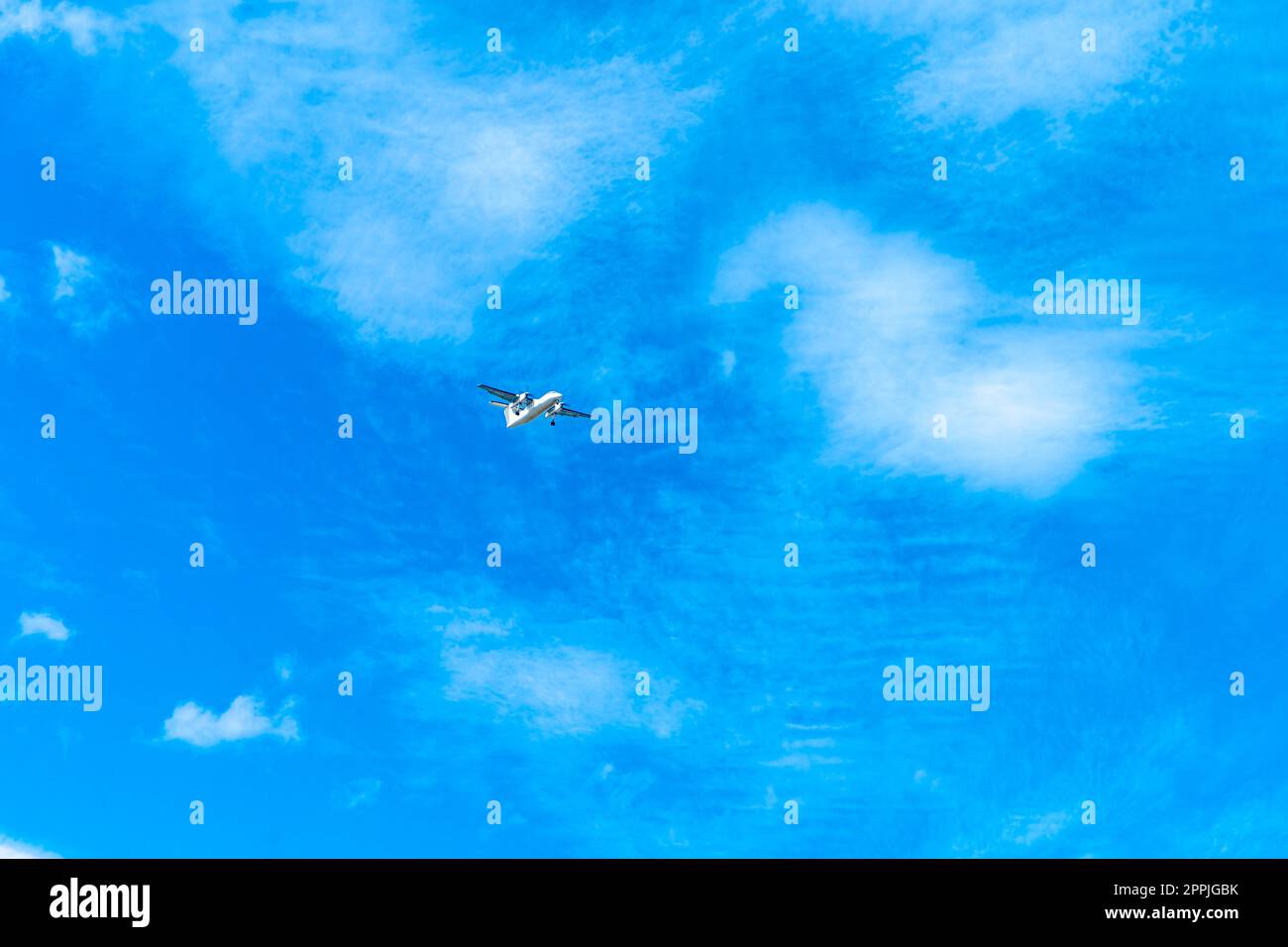 Beautiful plane landing hi-res stock photography and images - Alamy