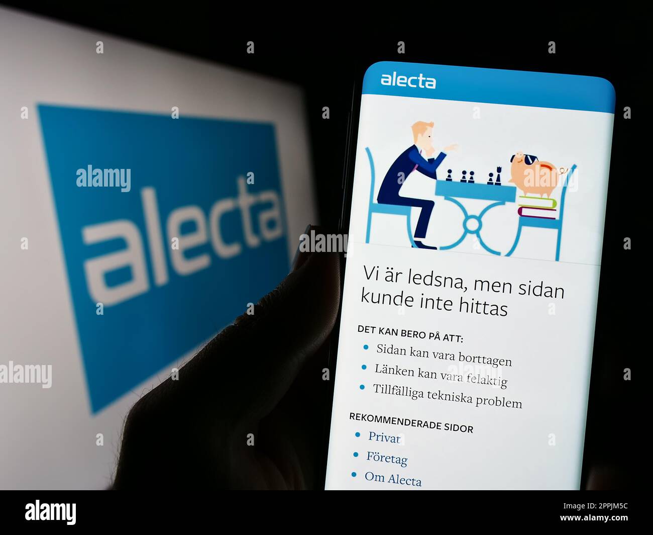 Person holding cellphone with webpage of Swedish pension fund Alecta on