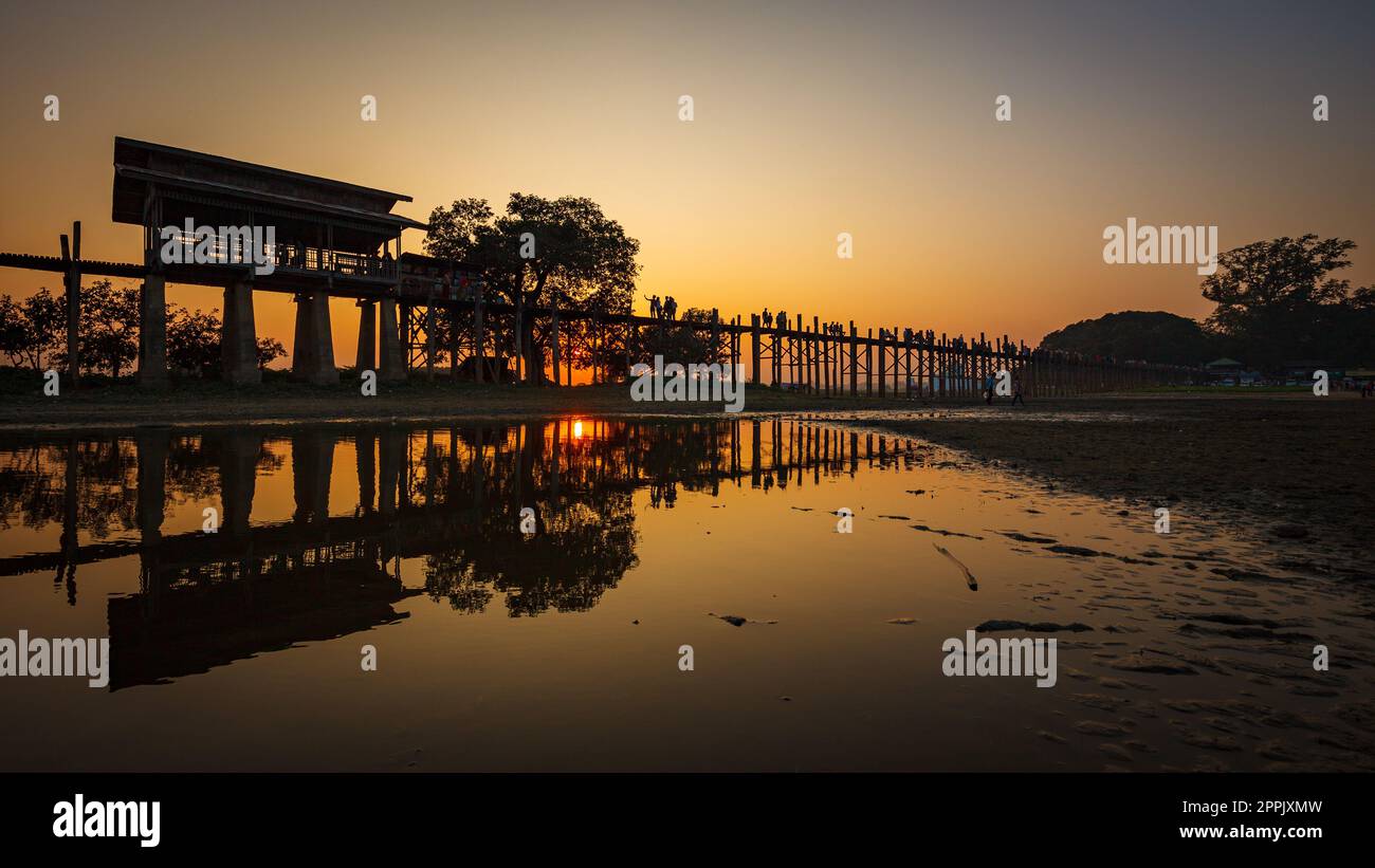 Sunset silhouette bein bridge hi-res stock photography and images - Alamy