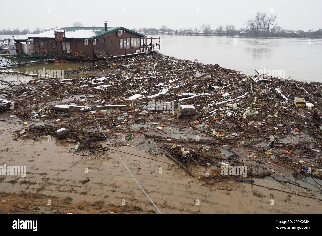 Sremska Mitrovica, Serbia, Balkans, 01.27.2023 Embankment of the Sava river. Garbage, plastic, toxic organic waste, bottles and windbreak in river water. Ecological problem. Environmental pollution. Stock Photo