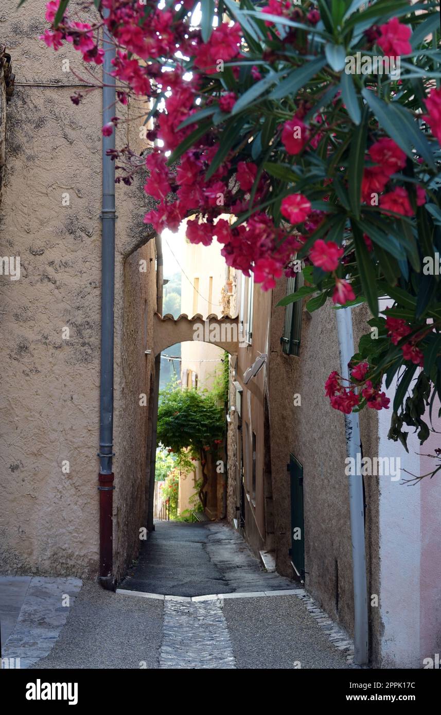 Gasse in in Moustiers-Sainte-Marie, Provence Stock Photo