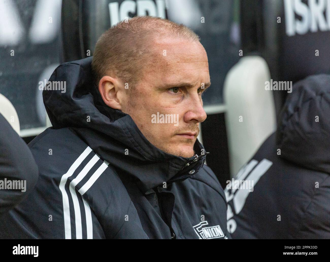 sports, football, Bundesliga, 2022/2023, Borussia Moenchengladbach vs. 1. FC Union Berlin 0-1, Stadium Borussia Park, stand-by player on the bench, Sven Michel (Union), DFL REGULATIONS PROHIBIT ANY USE OF PHOTOGRAPHS AS IMAGE SEQUENCES AND/OR QUASI-VIDEO Stock Photo