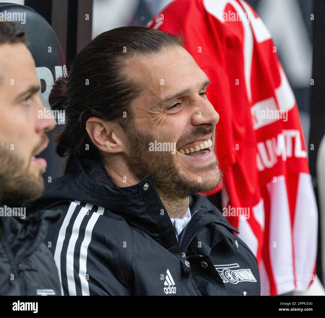 sports, football, Bundesliga, 2022/2023, Borussia Moenchengladbach vs. 1. FC Union Berlin 0-1, Stadium Borussia Park, stand-by player on the bench, Christopher Trimmel (Union), DFL REGULATIONS PROHIBIT ANY USE OF PHOTOGRAPHS AS IMAGE SEQUENCES AND/OR QUASI-VIDEO Stock Photo