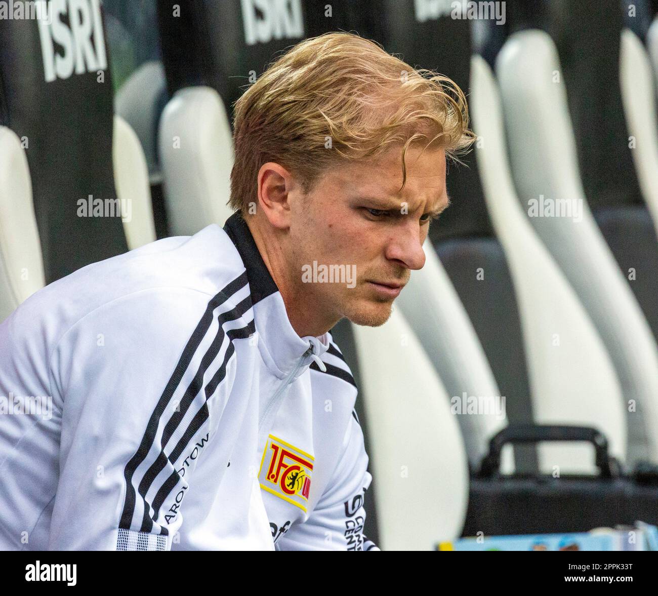 sports, football, Bundesliga, 2022/2023, Borussia Moenchengladbach vs. 1. FC Union Berlin 0-1, Stadium Borussia Park, stand-by player on the bench, Morten Thorsby (Union), DFL REGULATIONS PROHIBIT ANY USE OF PHOTOGRAPHS AS IMAGE SEQUENCES AND/OR QUASI-VIDEO Stock Photo