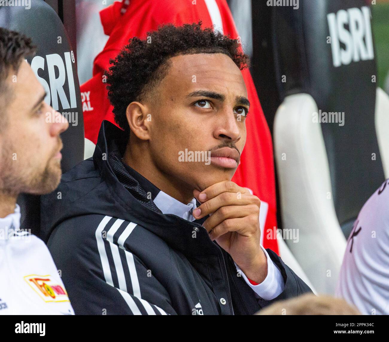 sports, football, Bundesliga, 2022/2023, Borussia Moenchengladbach vs. 1. FC Union Berlin 0-1, Stadium Borussia Park, stand-by player on the bench, Jamie Leweling (Union), DFL REGULATIONS PROHIBIT ANY USE OF PHOTOGRAPHS AS IMAGE SEQUENCES AND/OR QUASI-VIDEO Stock Photo