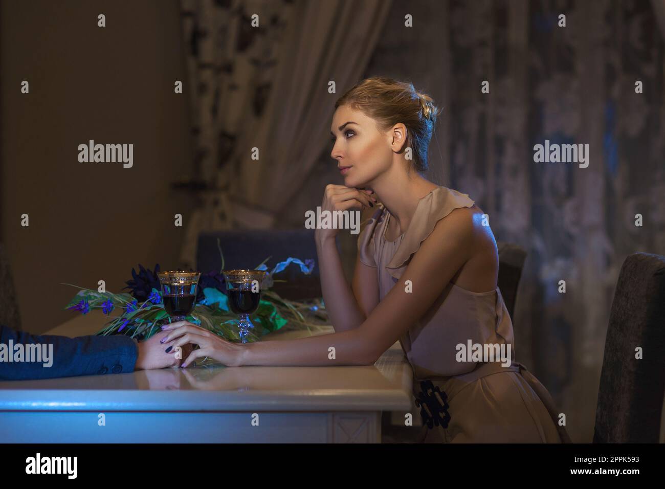 Romantic photo of beautiful couple holding hands Stock Photo Alamy