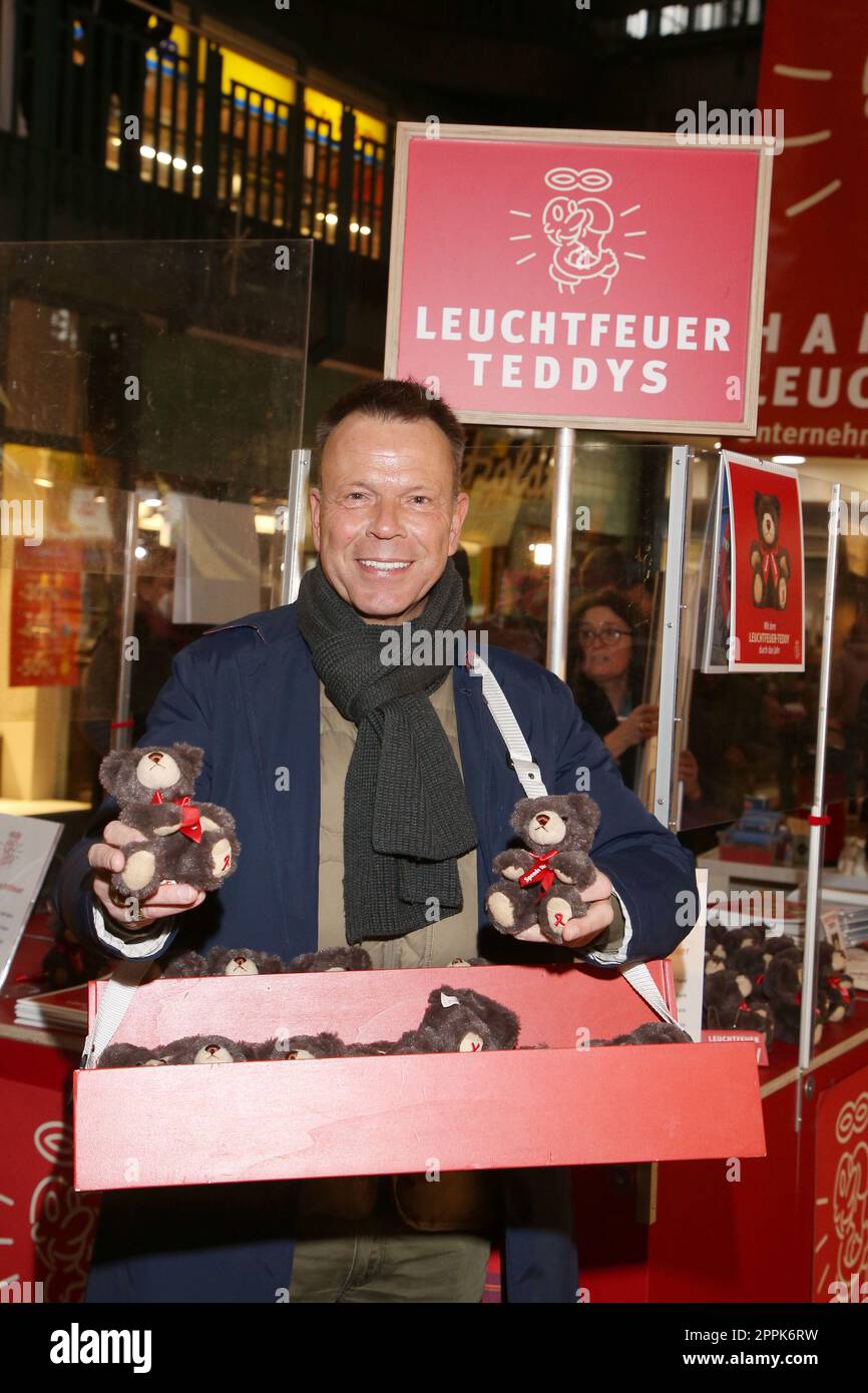 Ulf Ansorge,Leuchtfeuer Charity Aktion,Teddy bear sale,Hamburg Central Station,17.11.2022 Stock Photo