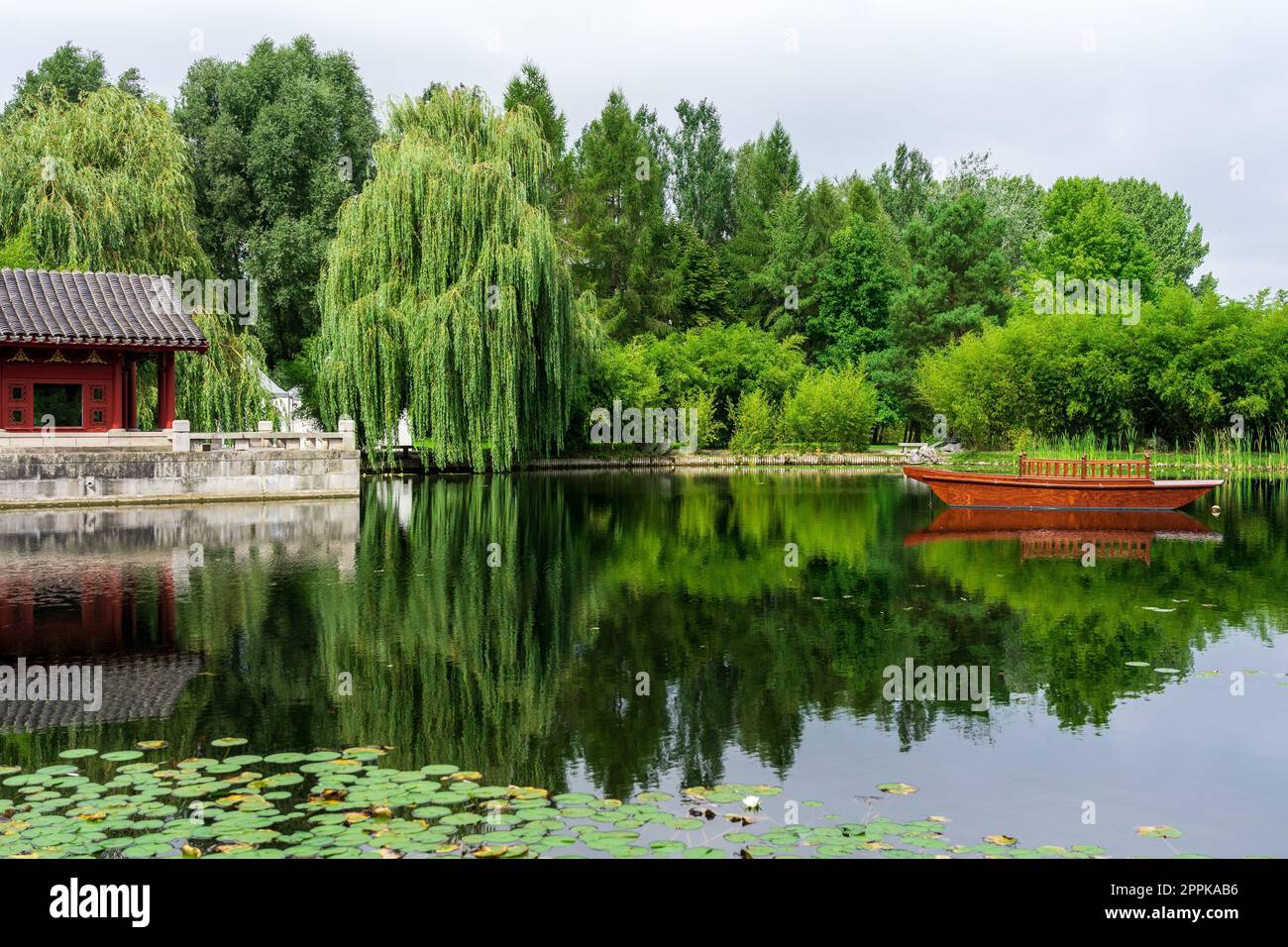 Chinese wooden boat hi-res stock photography and images - Alamy