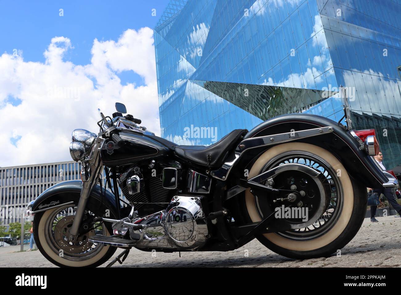 Harley Davidson Motorrad vor dem Cube Berlin, wÃ¼rfelfÃ¶rmiges BÃ¼rogebÃ¤ude auf dem Washingtonplatz Stock Photo