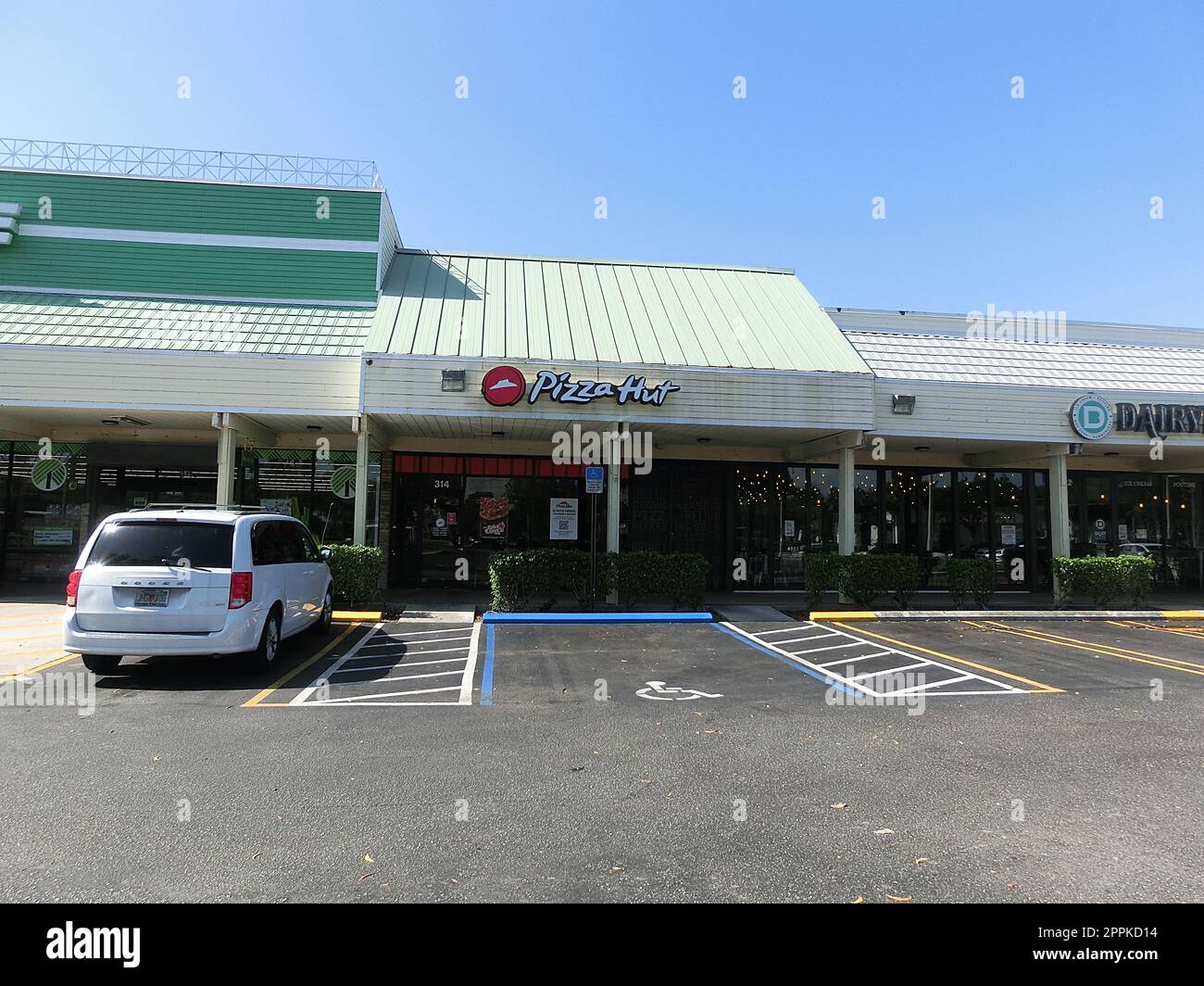 Pizza Hut restaurant front view in Florida, USA Stock Photo Alamy