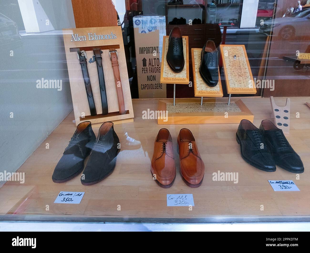 Shoe shop facade hi-res stock photography and images - Page 5 - Alamy