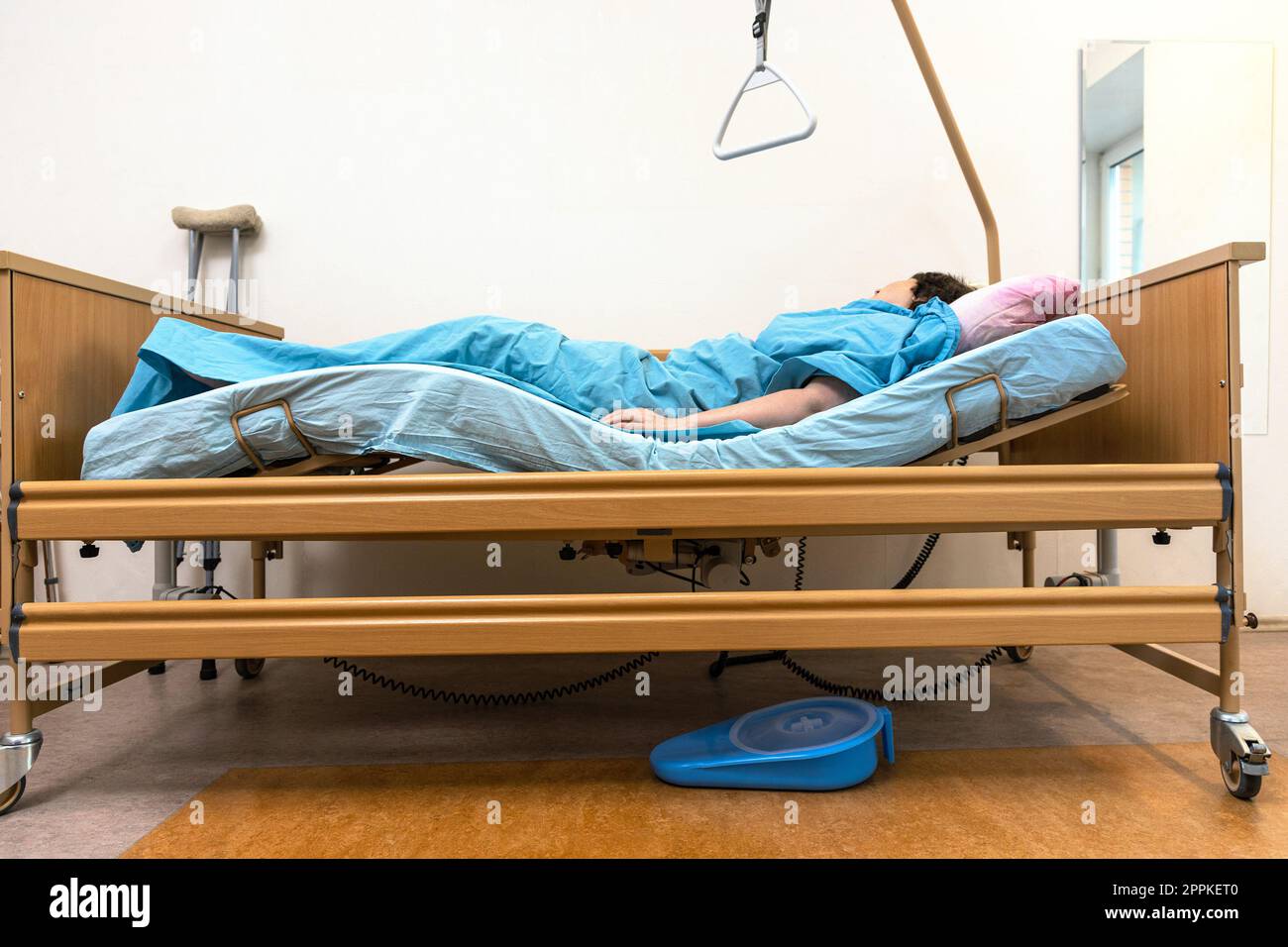 curved electric hospital bed with patient at home Stock Photo Alamy