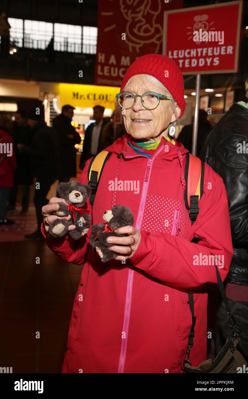 Maria Jepsen, Leuchtfeuer Charity Aktion, TeddybÃ¤renverkauf, Hauptbahnhof Hamburg, 17.11.2022 Stock Photo