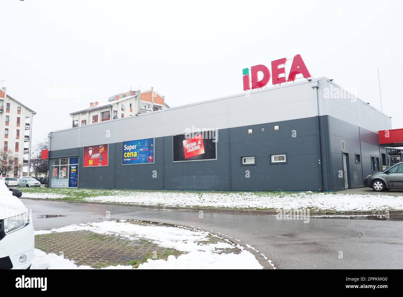 Sremska Mitrovica, Serbia, January 27, 2023 Logo of Idea on a supermarket. Part of Agrocor Konzum Mercator, Idea is a retail brand of supermarkets from Serbia specialized in mass market retailing. Stock Photo