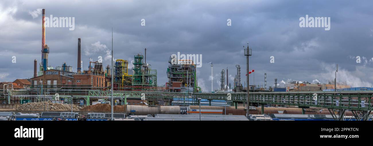 factory-building-in-an-industrial-park-in-frankfurt-hoechst-stock-photo