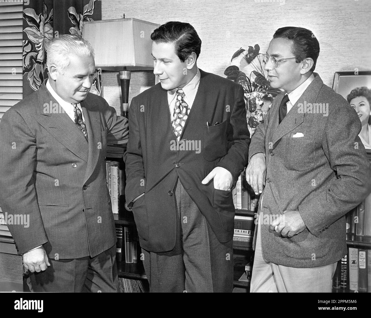Writer / Director / Producer / Actor PETER USTINOV (centre) in Hollywood visiting the heads of Universal - International Pictures NATE BLUMBERG and WILLIAM GOETZ in 1947 publicity for Universal Pictures Stock Photo