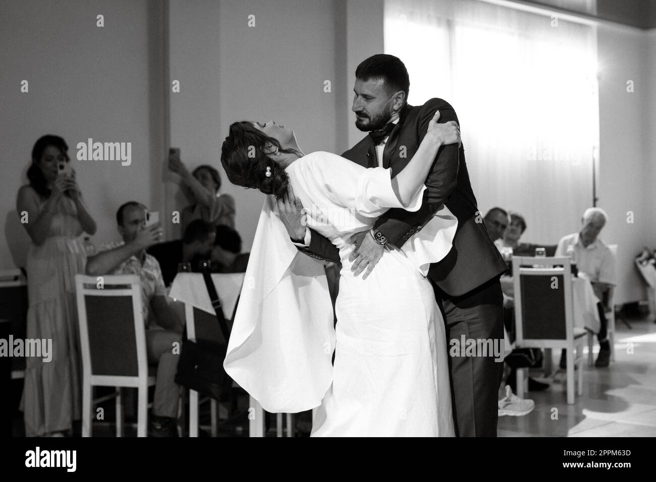 the first wedding dance of the bride and groom Stock Photo - Alamy