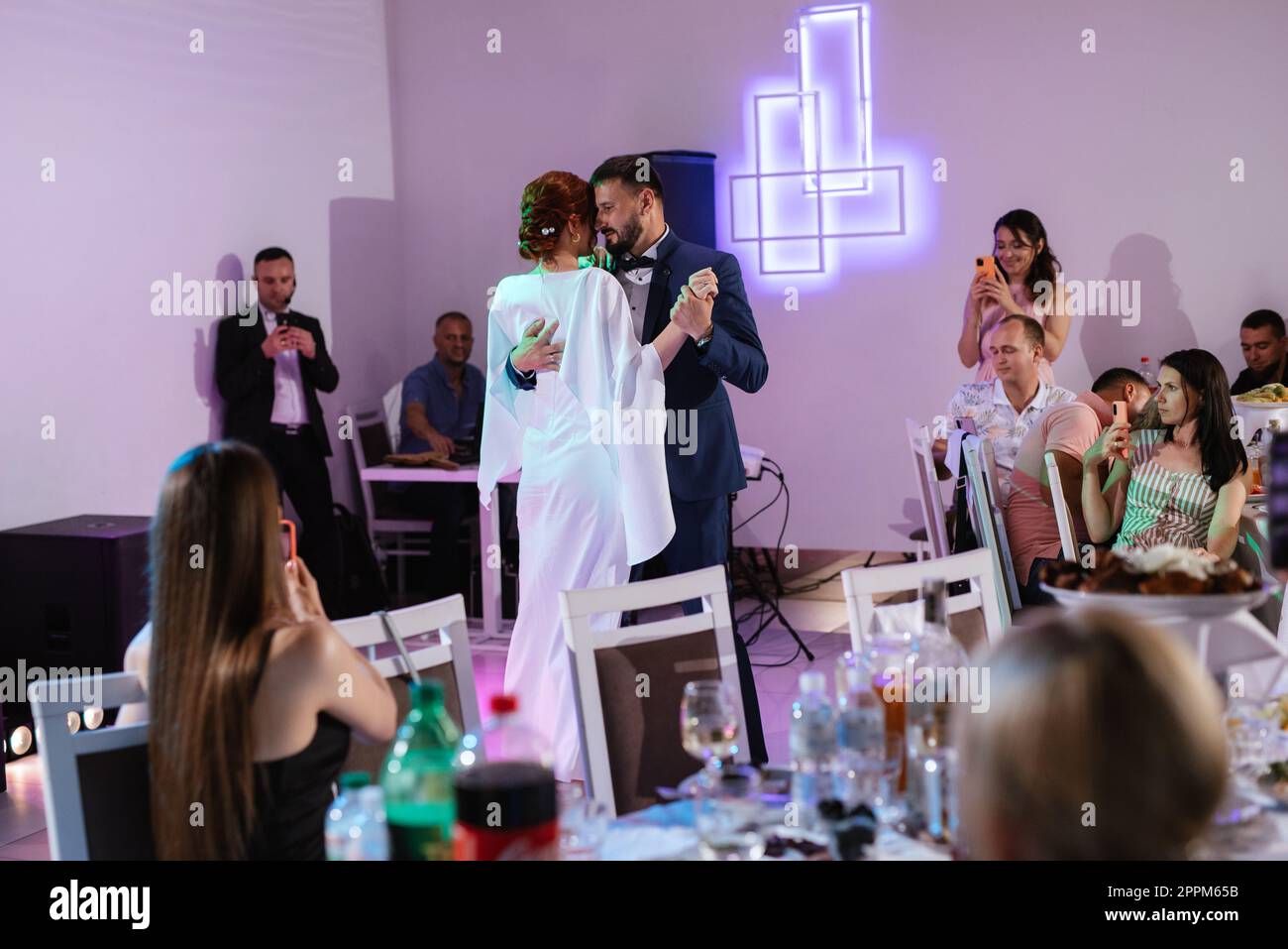 the first wedding dance of the bride and groom Stock Photo - Alamy