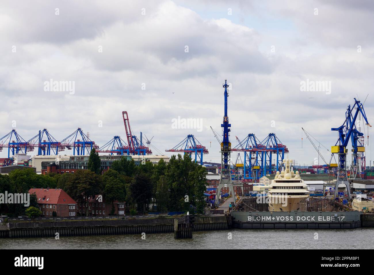 Hamburg loading unloading hi-res stock photography and images - Alamy