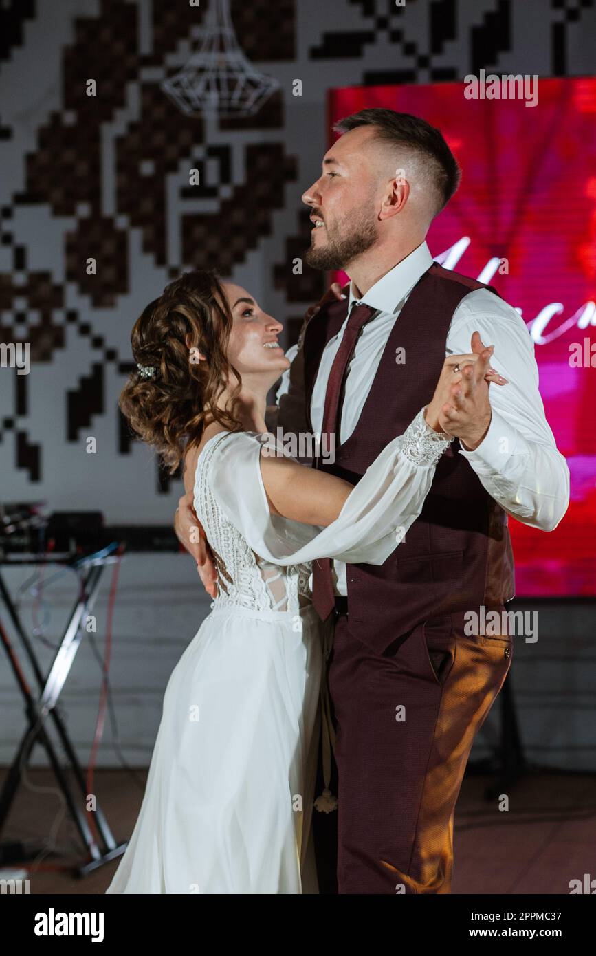 the first wedding dance of the bride and groom Stock Photo - Alamy