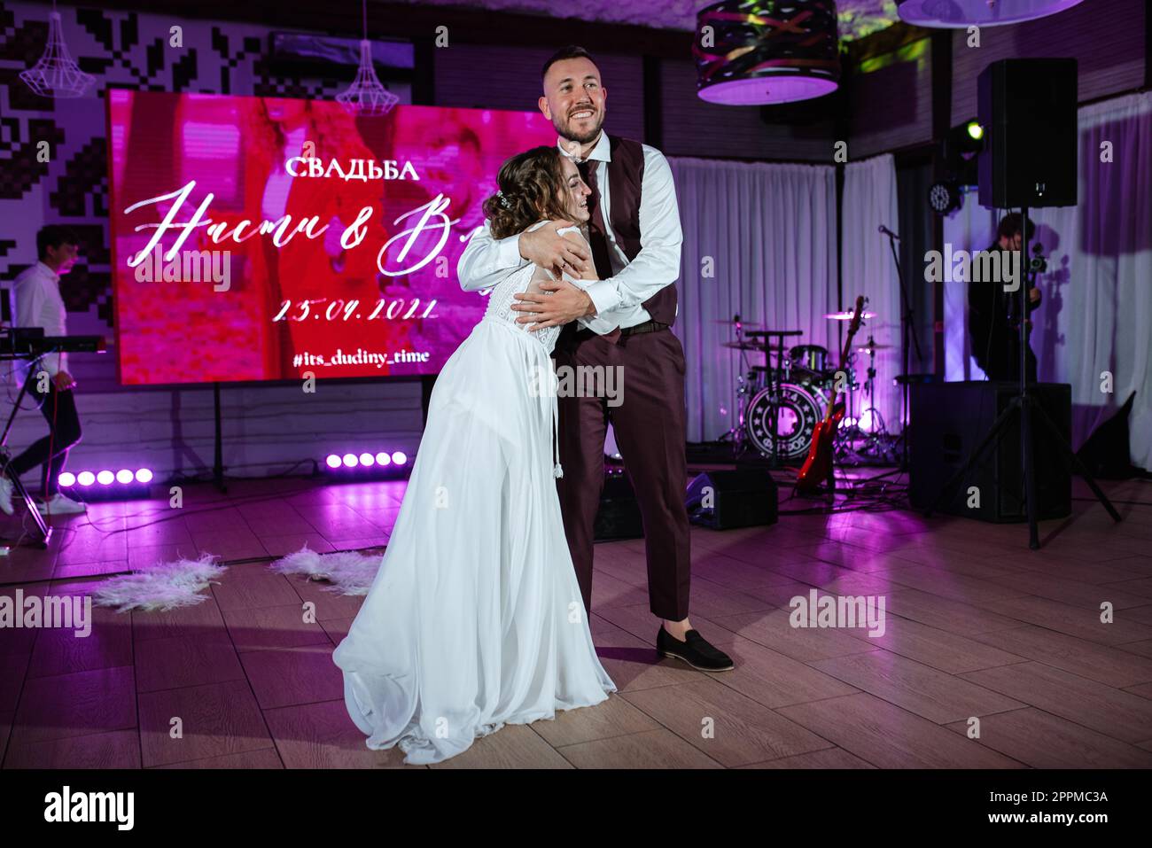 the first wedding dance of the bride and groom Stock Photo - Alamy
