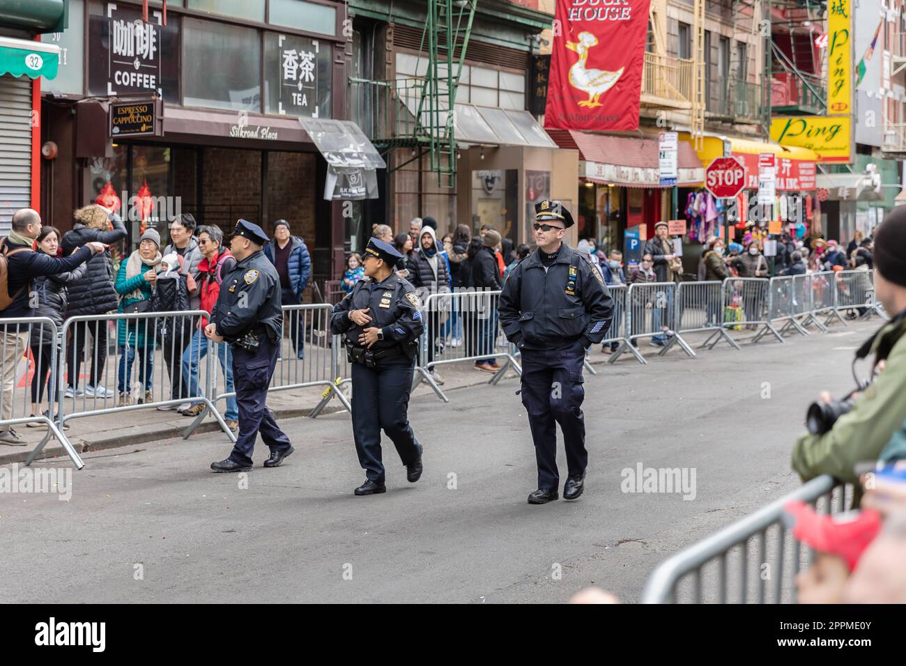 New york city people watching hi-res stock photography and images - Alamy