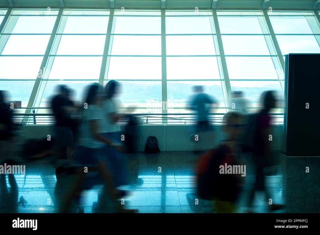 Passengers walking to plane hi-res stock photography and images - Alamy