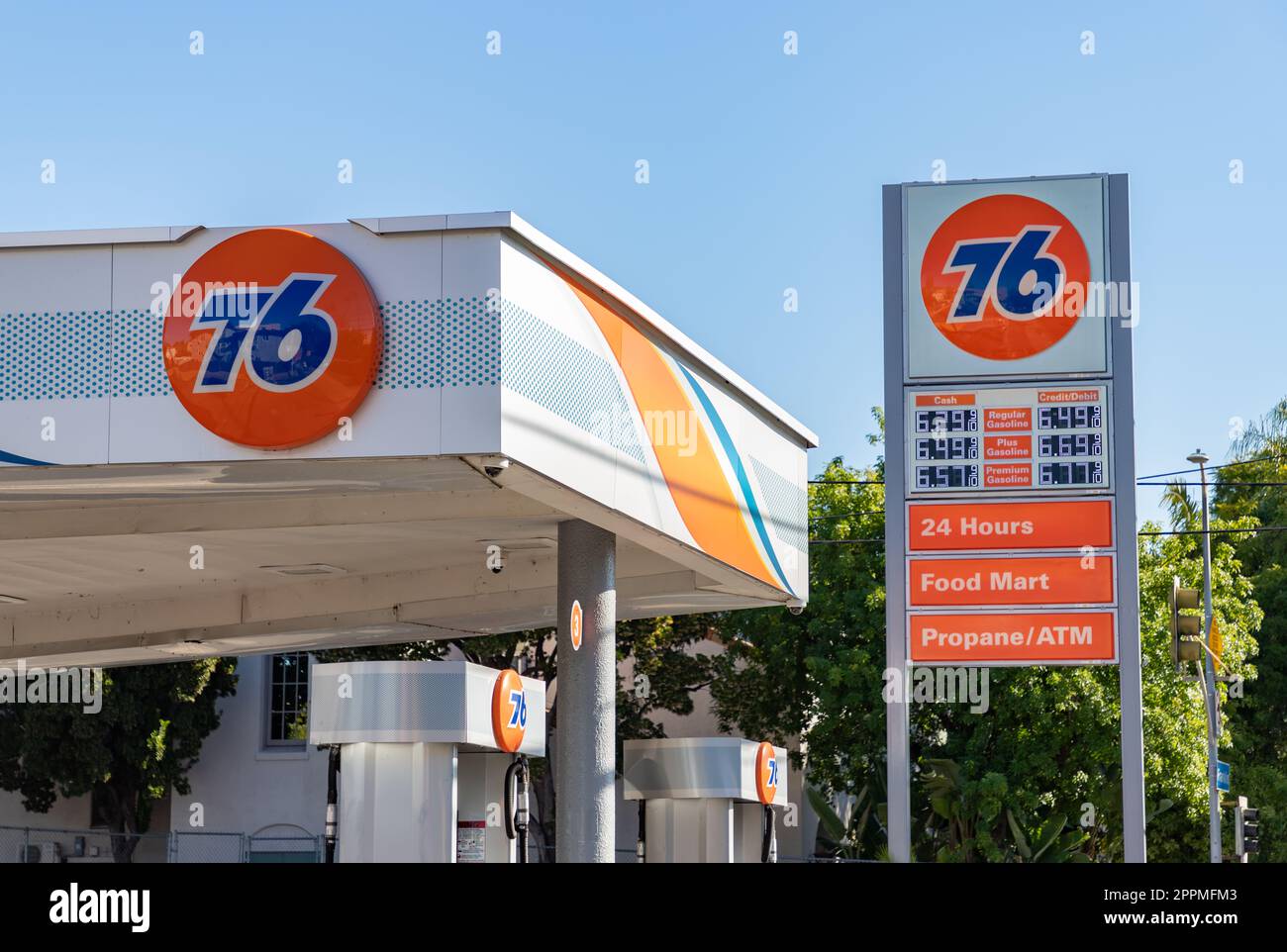 A picture of a 76 gas station Stock Photo - Alamy