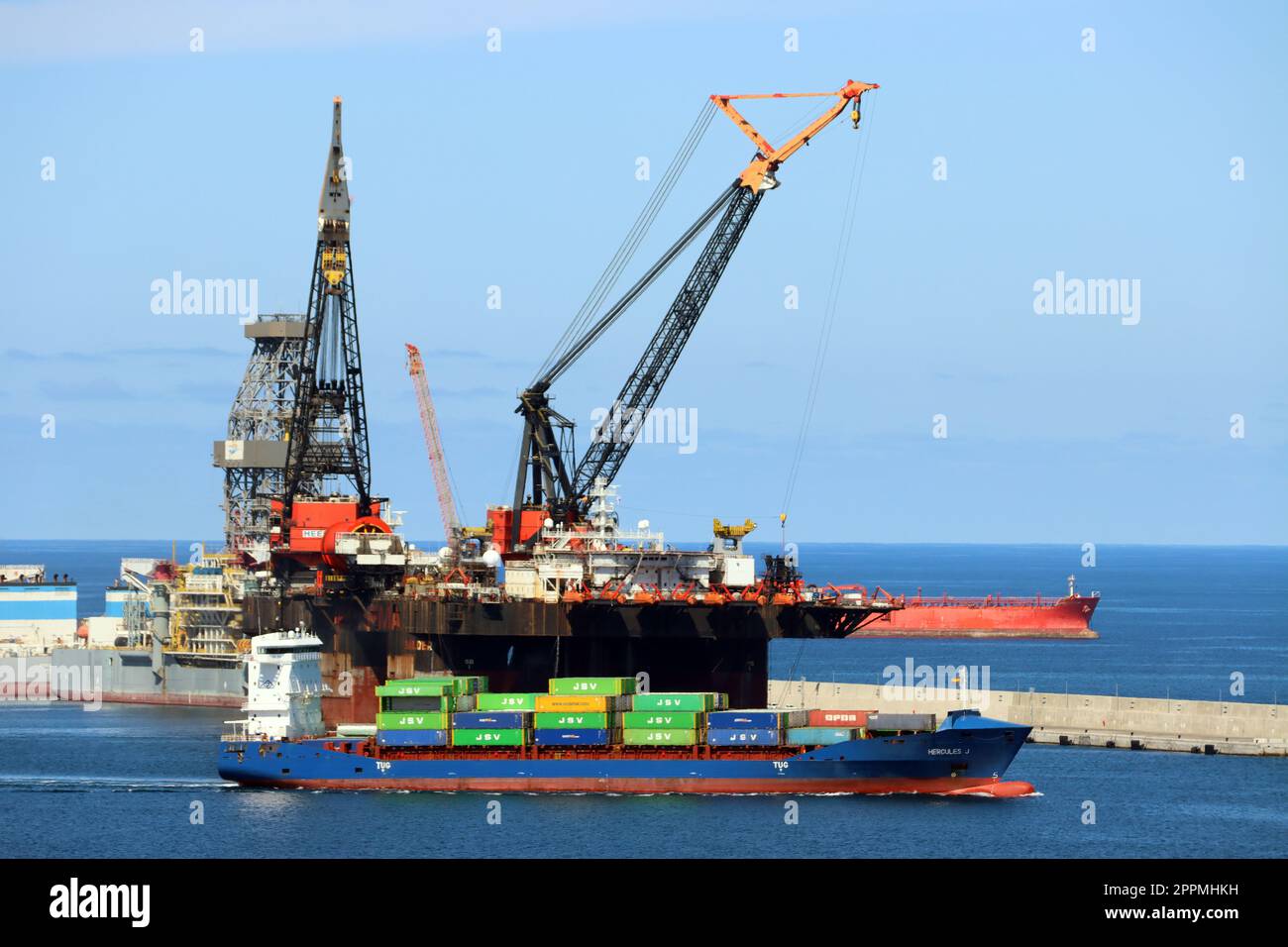 kleines Containerschiff verlÃ¤sst den Hafen von Las Palmas Stock Photo
