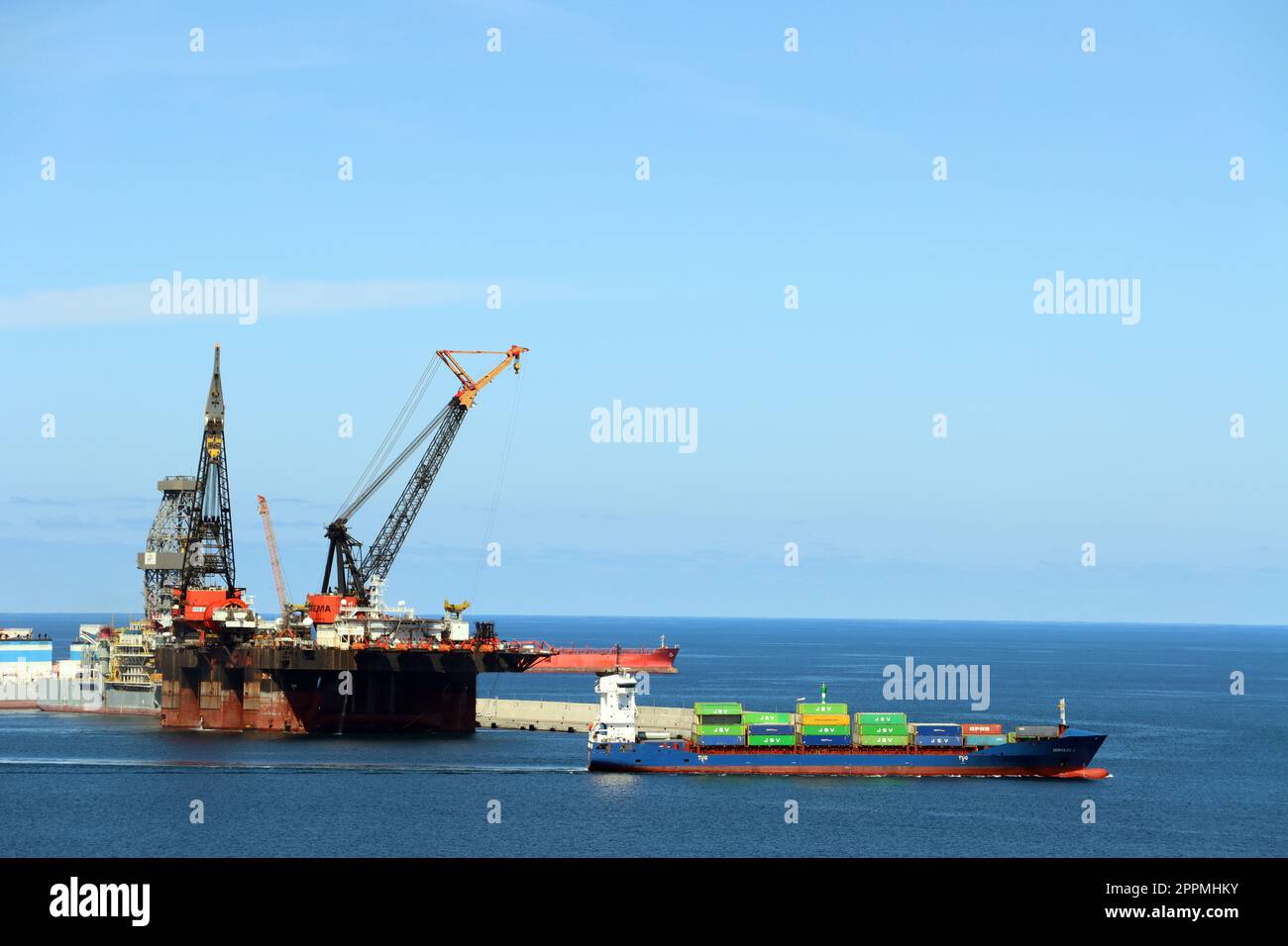 kleines Containerschiff verlÃ¤sst den Hafen von Las Palmas Stock Photo