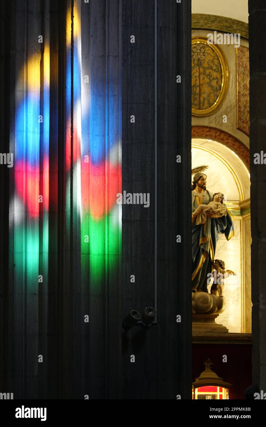 Innenansicht der Santa Ana Kathedrale - Buntglasfenster werfen Farben auf einen Pfeiler an einem Seitenaltar, Gran Canaria, Spanien, Las Palmas Stock Photo