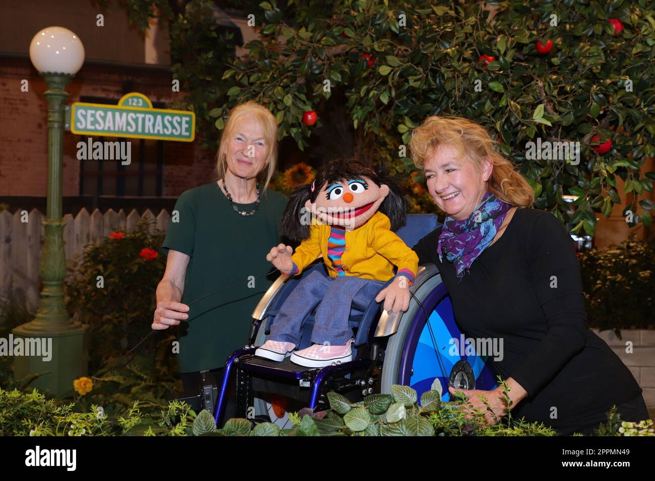 Iris Schleuss,Charlie Kaiser,Elin,presentation of the new doll Elin On 'Sesame Street' - the girl is seven years old and uses a wheelchair. For the first time,a character with a disability strengthens the German puppet ensemble,NDR Stu Stock Photo