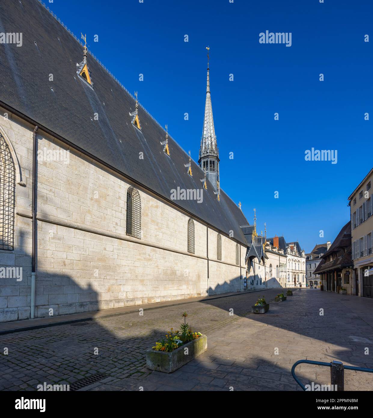 A lavish hotel room in a luxury hotel in Beaune, Burgundy, France, with a  Queen bed, sitting area, and chandelier Stock Photo - Alamy