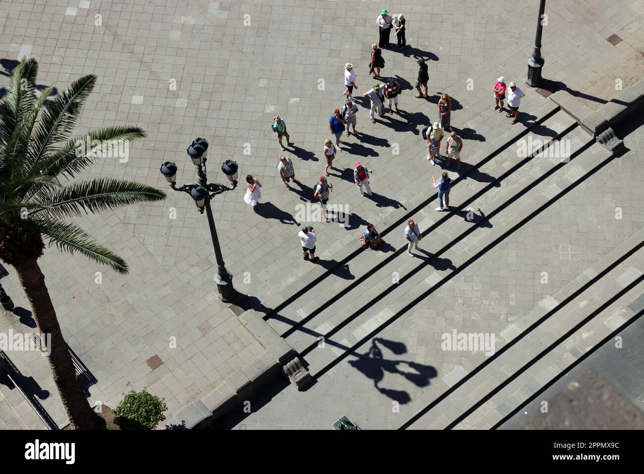 Touristengruppe auf der Plaza Santa Ana vor der gleichnamige Kathedrale Stock Photo