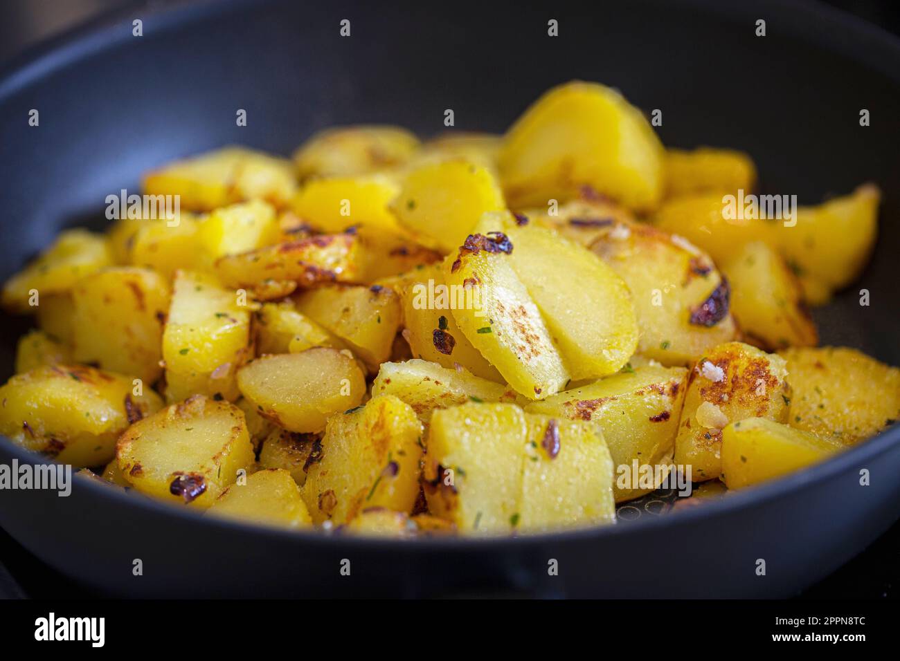 leckere Bratkartoffeln schmoren in einer Pfanne Stock Photo