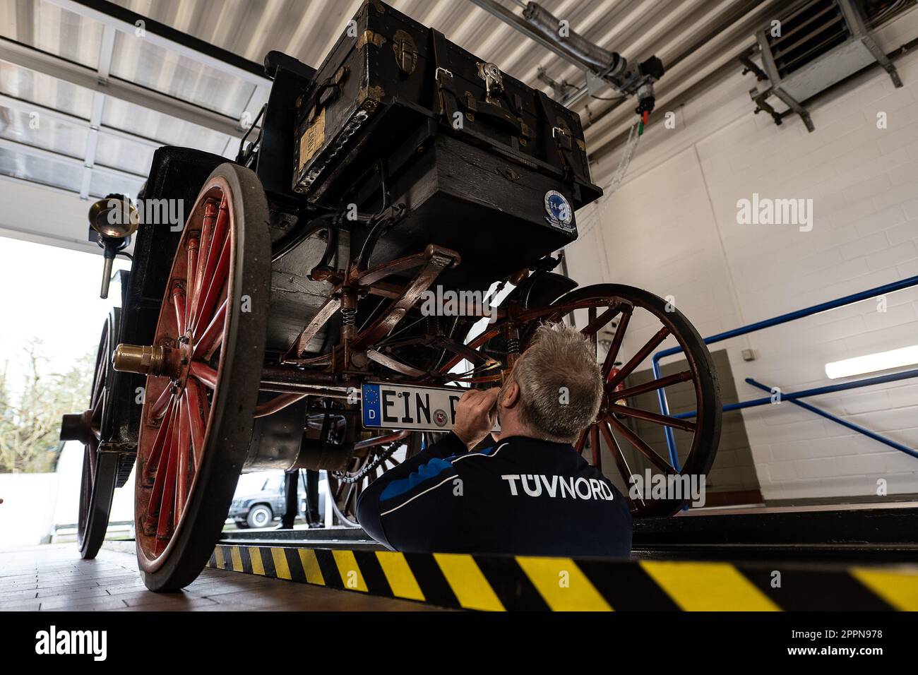 Einbeck, Germany. 24th Apr, 2023. TÜV inspector Thorsten Rinke checks ...