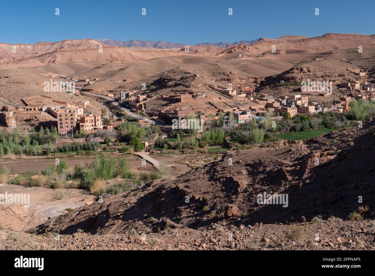 Blick auf ein traditionellen Berberdorfes im Hohen Atlas mit Flusslandschaft Stock Photo