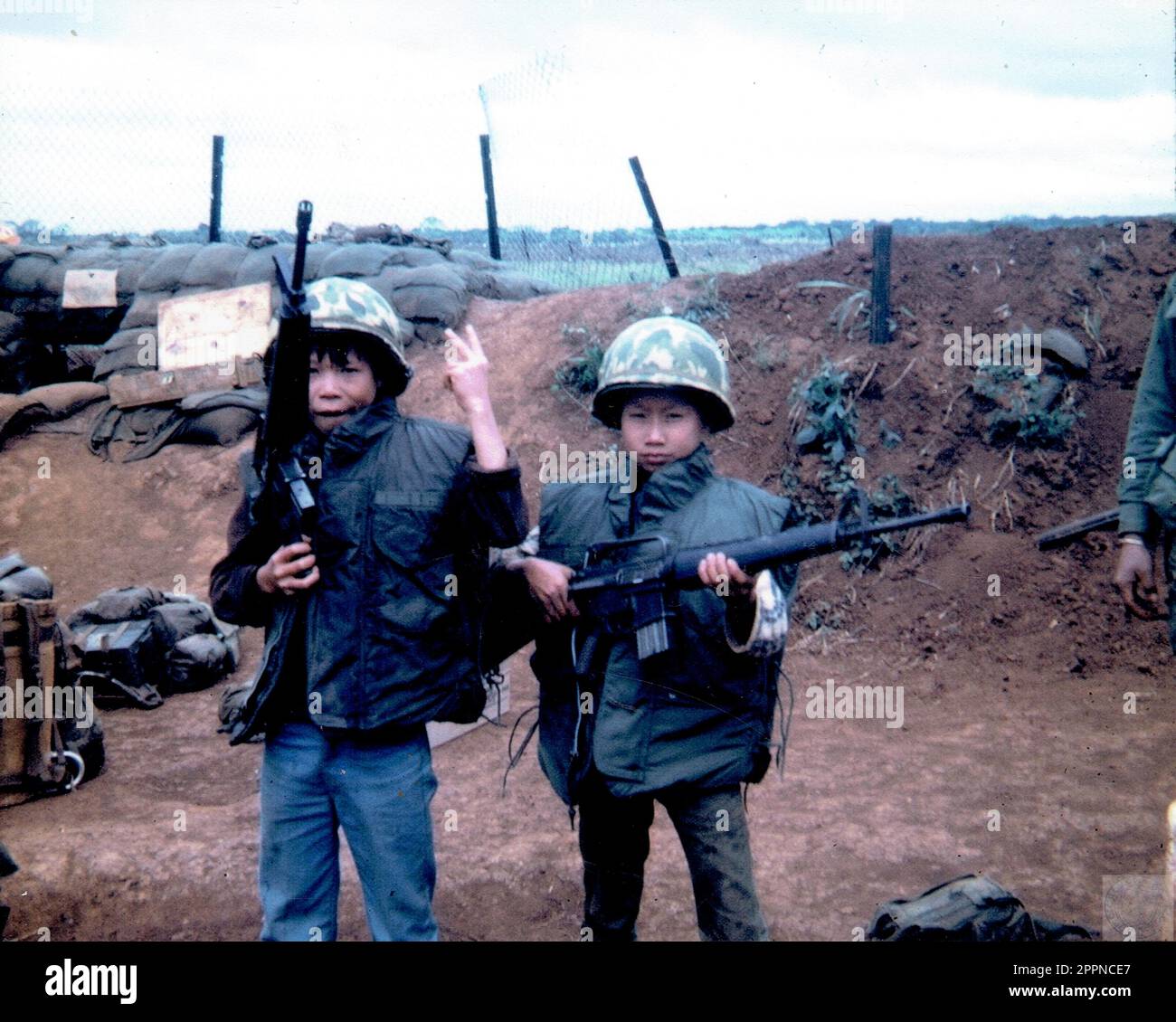 enfants sud vietnamiens portant des tenues de Gi's Stock Photo