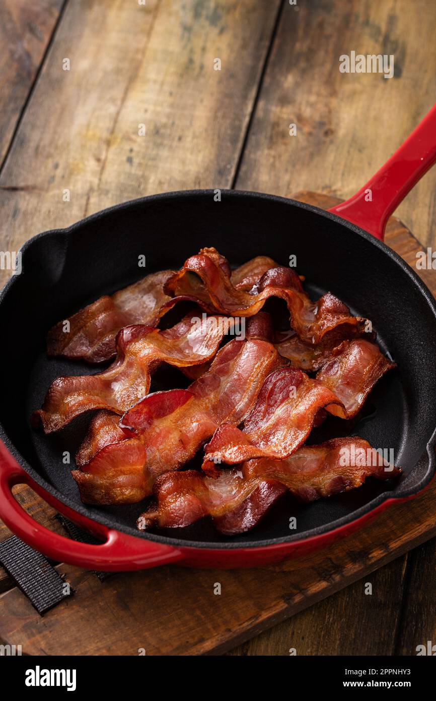 https://c8.alamy.com/comp/2PPNHY3/cooked-bacon-in-a-cast-iron-pan-ready-to-eat-breakfast-staple-2PPNHY3.jpg