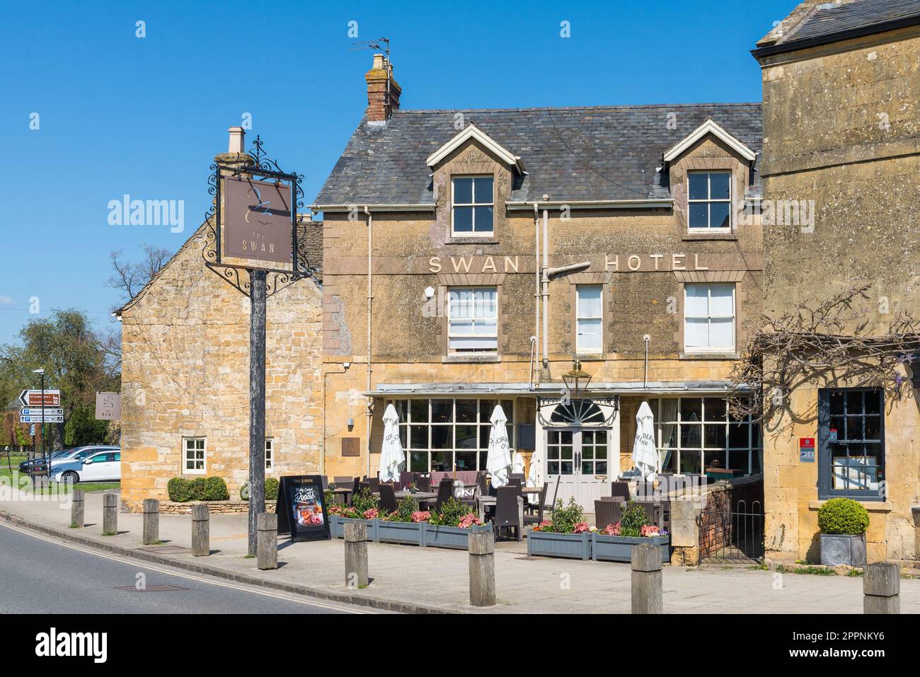 The Swan Hotel and pub in the pretty Cotswold village of Broadway in Worcestershire, England, UK Stock Photo
