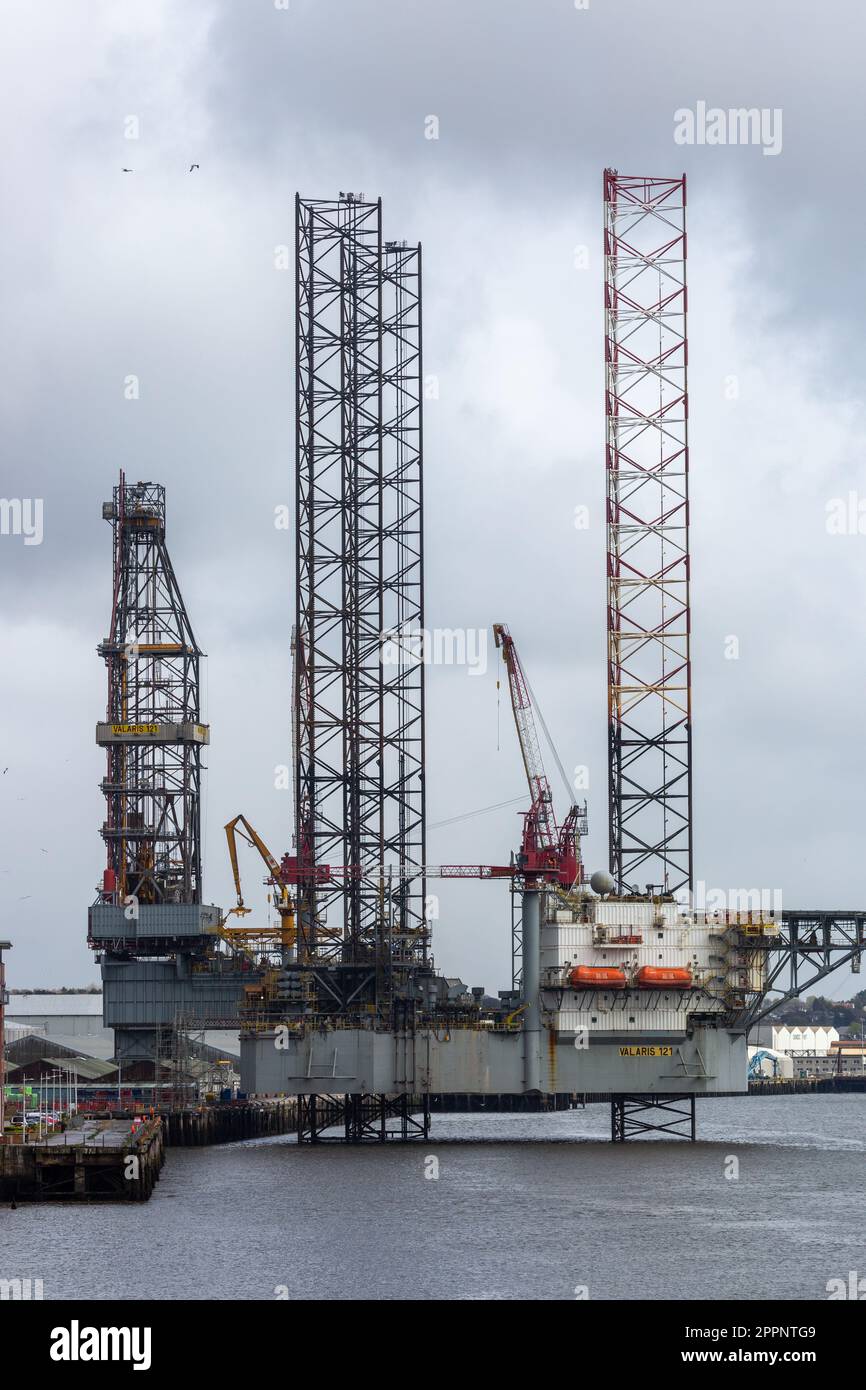 Oil rig in Dundee Harbour for Refit and Maintenance Stock Photo Alamy