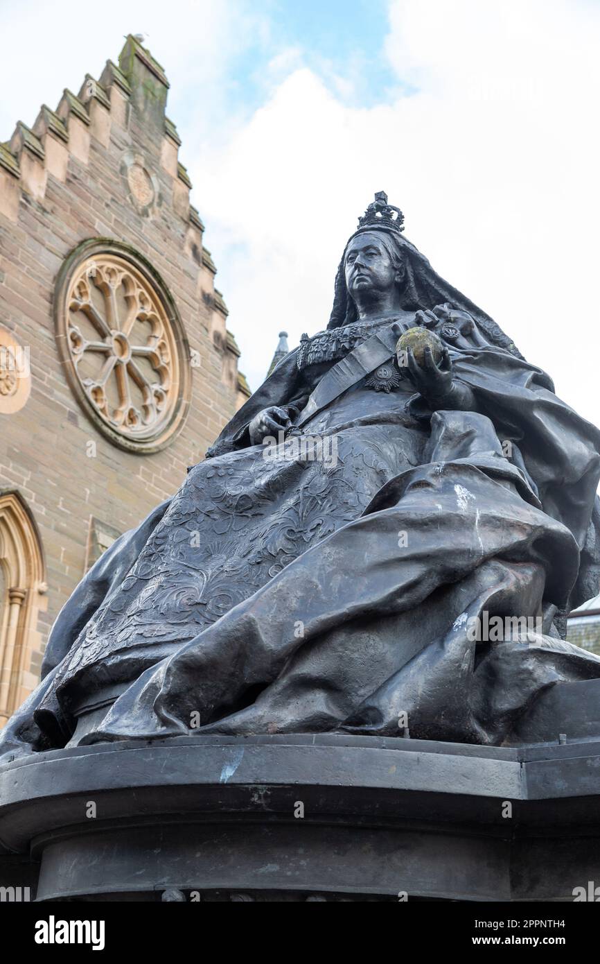 Queen Victoria by English sculptor Harry Bates next to the McManus Art Gallery Stock Photo