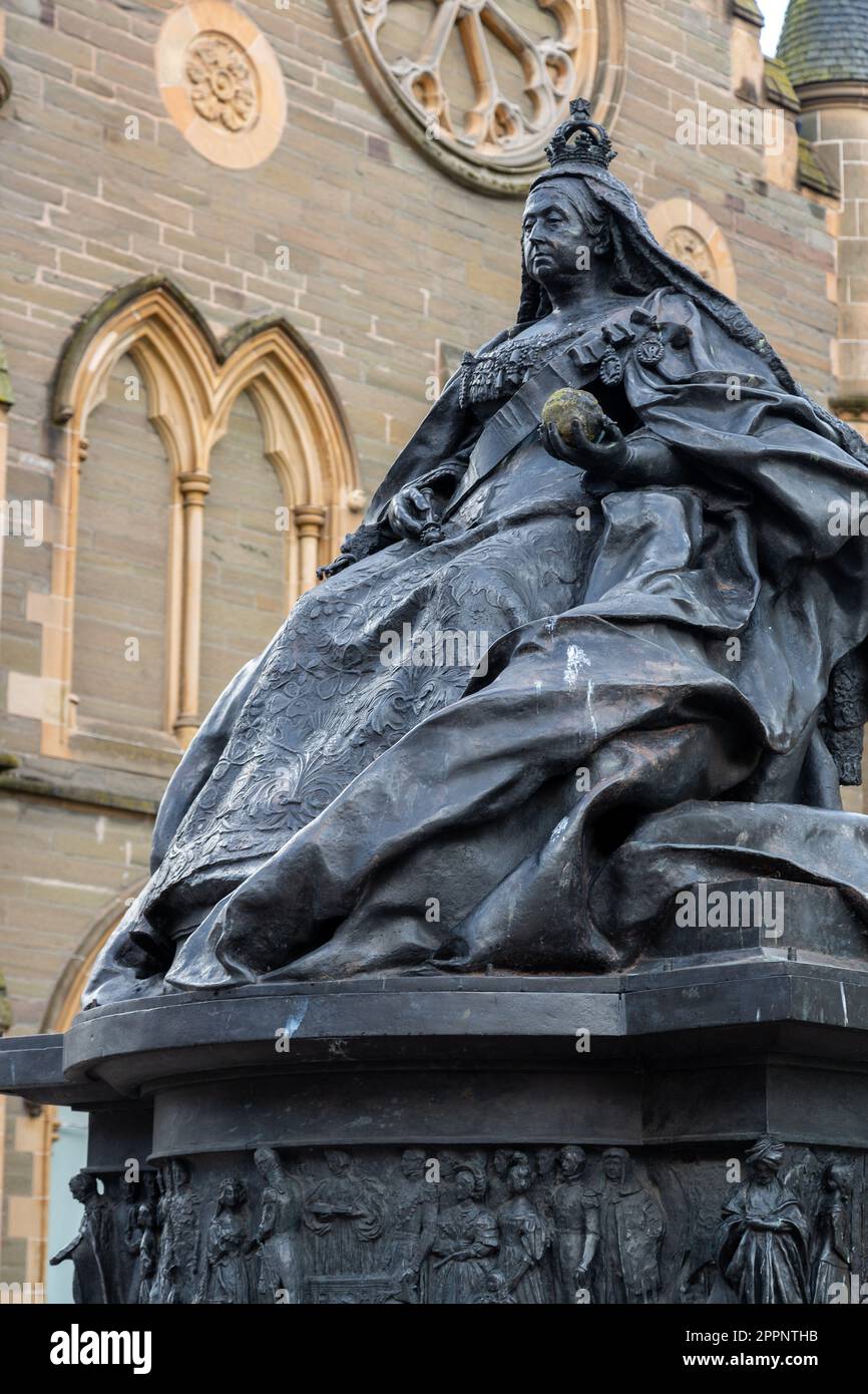 Queen Victoria by English sculptor Harry Bates next to the McManus Art Gallery Stock Photo