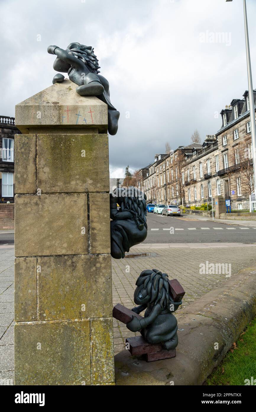Three bronze lemmings dedicated to the early ’90s video game Lemmings, Dundee, Scotland Stock Photo