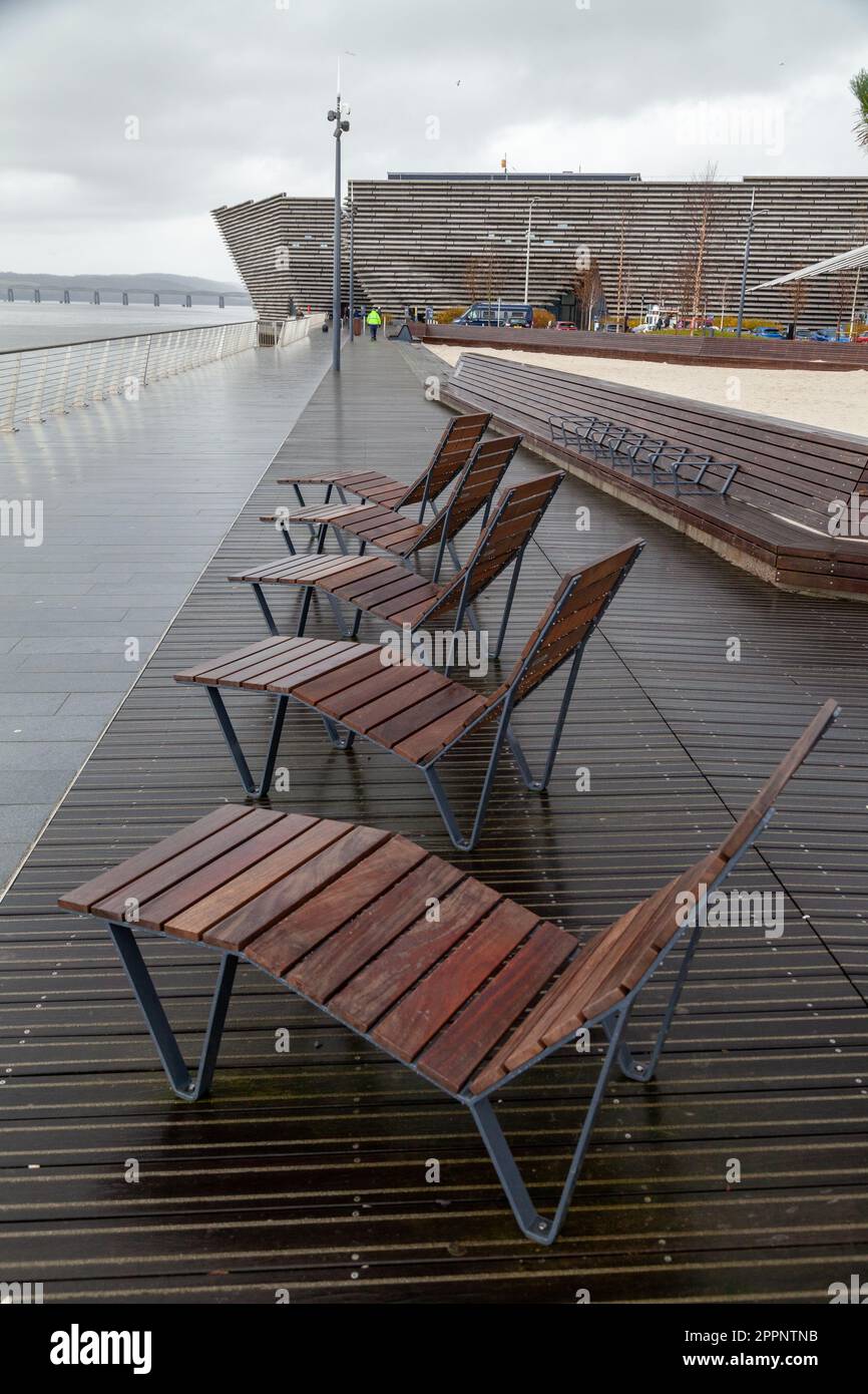 A wet day for sun-loungers on the Riverside Esplanade Dundee Stock Photo