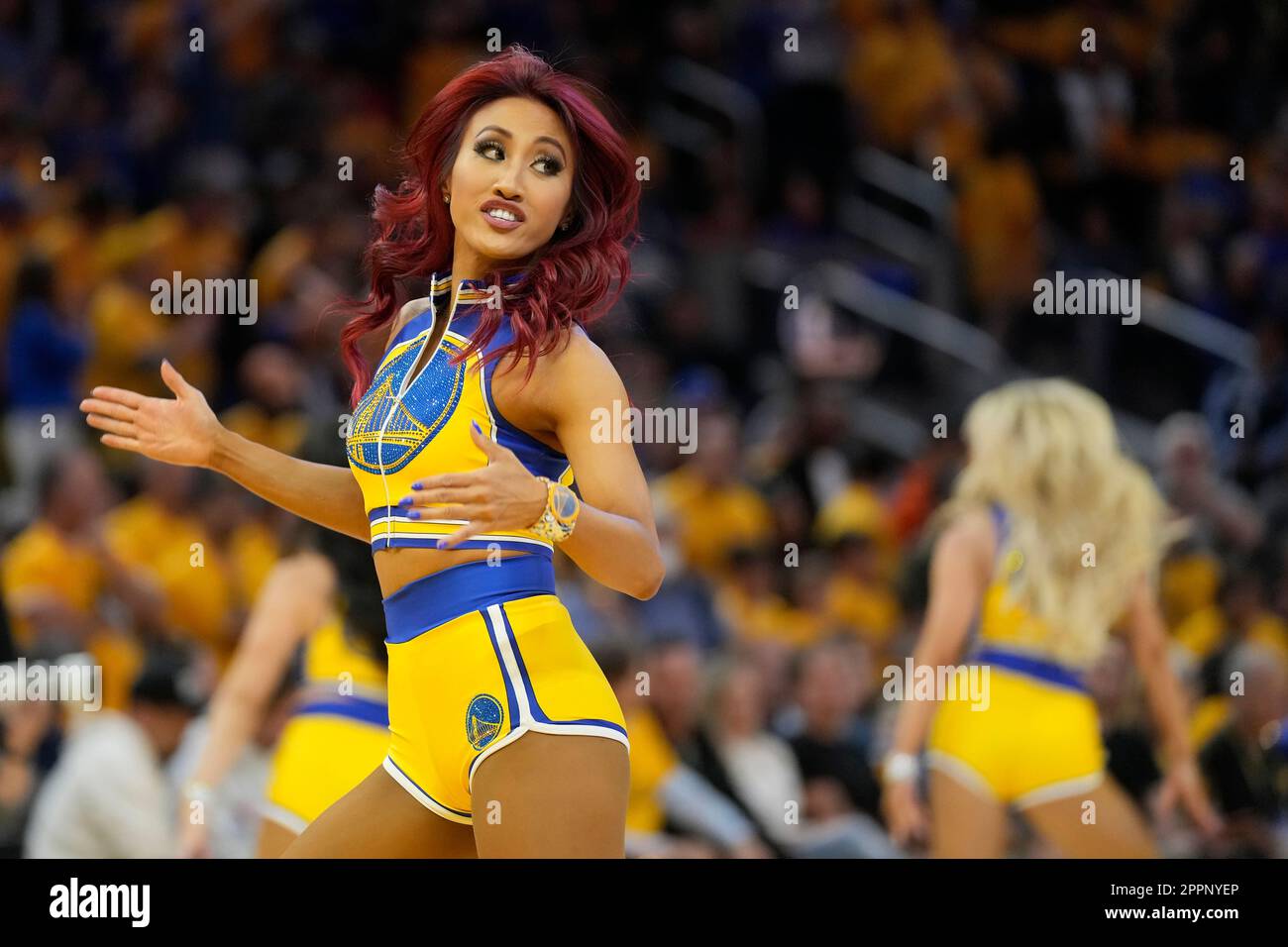 Golden State Warriors dance team members perform during an NBA -  radiozona.com.ar