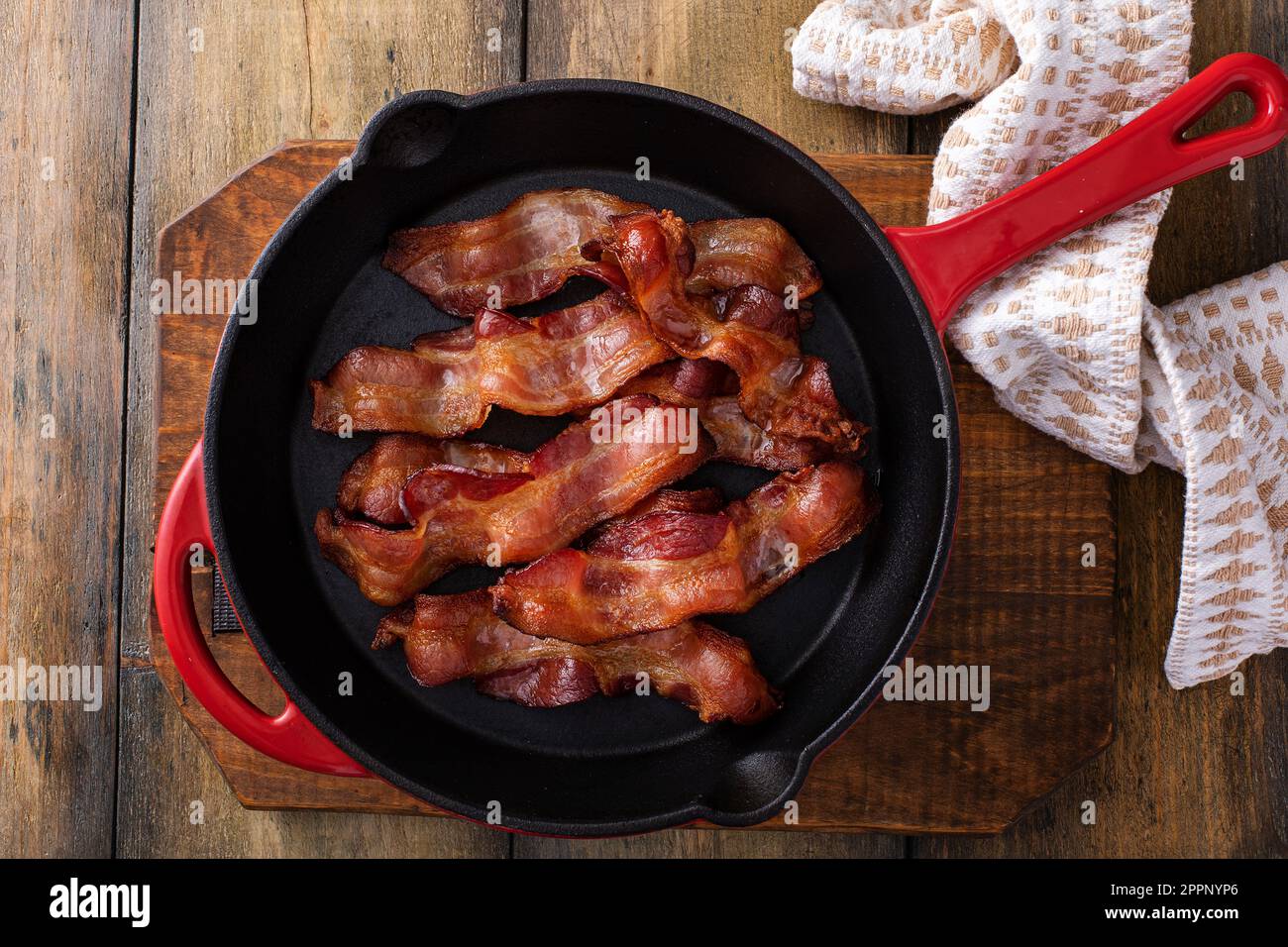 https://c8.alamy.com/comp/2PPNYP6/cooked-bacon-in-a-cast-iron-pan-ready-to-eat-breakfast-staple-2PPNYP6.jpg